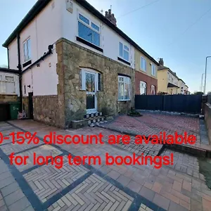 Modern 3 Bedroom House, 3 Bathroom, Secure Parking, Wi-fi & Garden Holiday home Leeds (West Yorkshire)