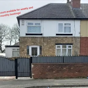 Modern 3 Bedroom House, 3 Bathroom, Secure Parking, Wi-fi & Garden Holiday home Leeds (West Yorkshire)